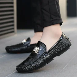 Slip-On Men's Shoes Crocodile Pattern 2025 Spring and Summer Fashion British Trendy Bright Leather Shiny Lazy Casual Beanie Shoes Handmade